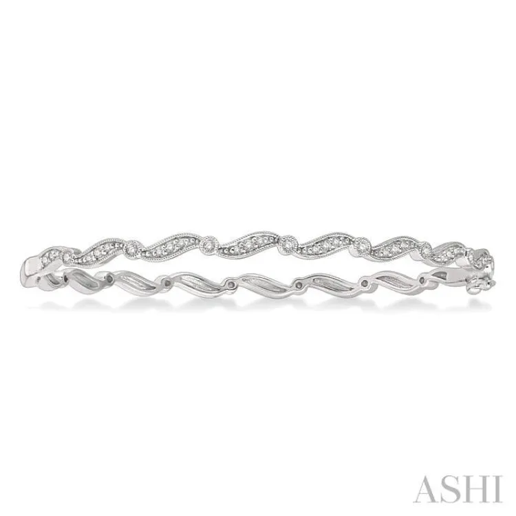 1/4 Ctw Curvy Round Cut Diamond Stackable Bangle in 14K White Gold