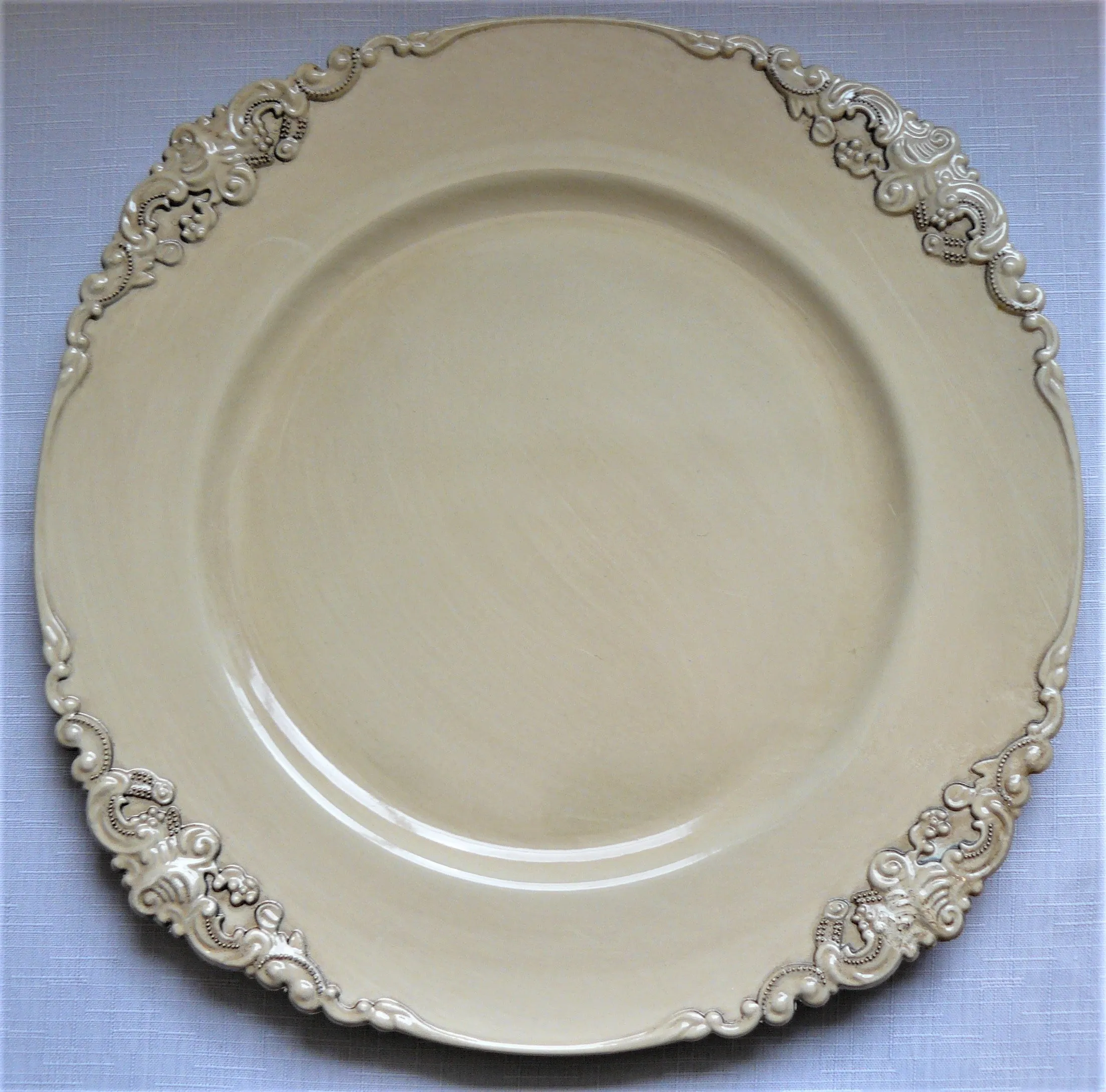 Victorian Charger Ivory / Service Plate