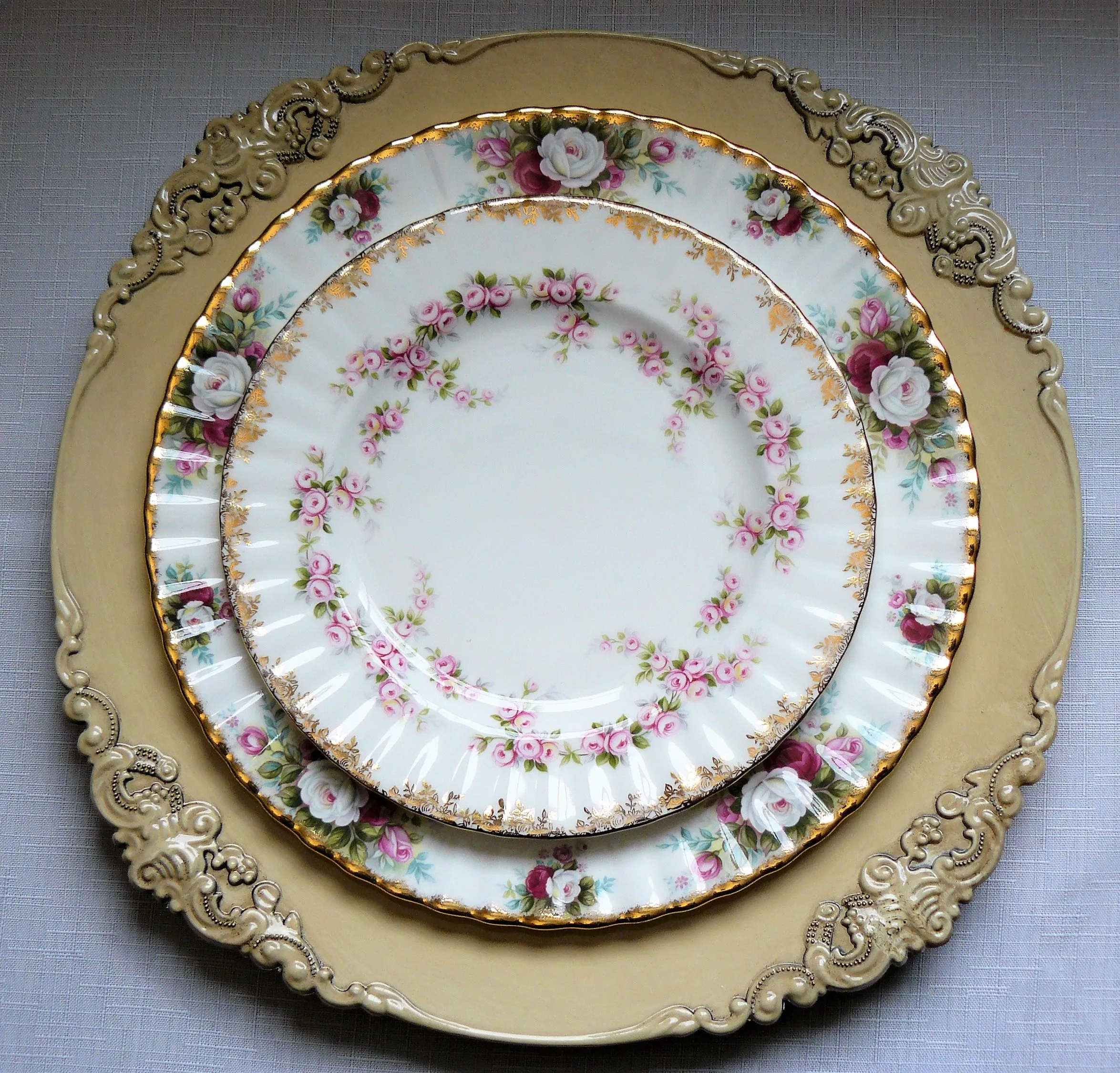 Victorian Charger Ivory / Service Plate